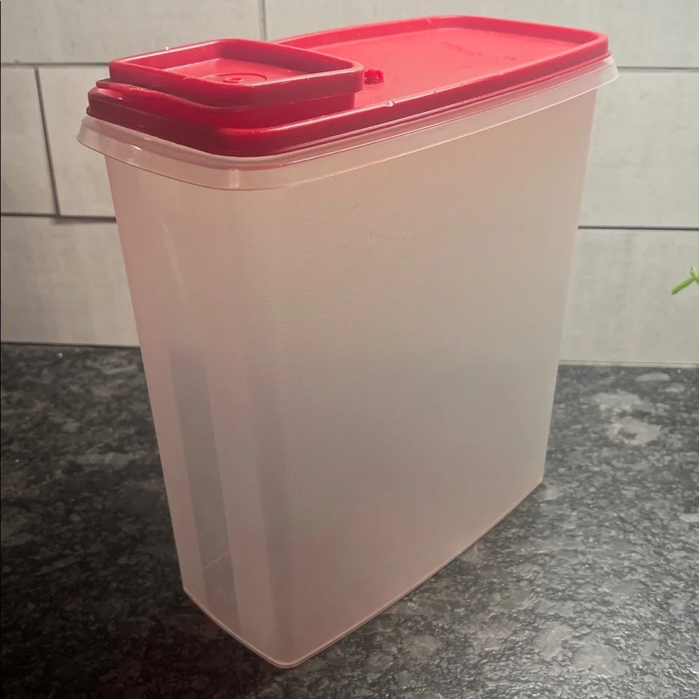 Super cereal storer by Tupperware in excellent condition 9 inch’s tall. Flip lid